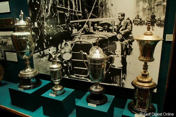 2011年 全米プロゴルフ選手権 初日 ボビー・ジョーンズルーム クラブハウスの中にはボビー・ジョーンズの思い出の品々が並ぶ。写真は1930年に年間グランドスラムを達成した際のカップたち