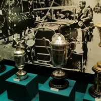 クラブハウスの中にはボビー・ジョーンズの思い出の品々が並ぶ。写真は1930年に年間グランドスラムを達成した際のカップたち 2011年 全米プロゴルフ選手権 初日 ボビー・ジョーンズルーム