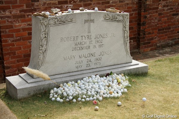 2011年 全米プロゴルフ選手権 初日 ボビー・ジョーンズの墓石 アトランタのダウンタウンのはずれにあるジョーンズの墓。お供え物はゴルフボールやティペグなど