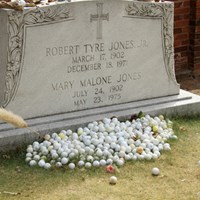 アトランタのダウンタウンのはずれにあるジョーンズの墓。お供え物はゴルフボールやティペグなど 2011年 全米プロゴルフ選手権 初日 ボビー・ジョーンズの墓石