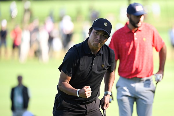 2024年 プレジデンツカップ 4日目 松山英樹 スコッティ・シェフラー 2024年大会、松山英樹はシングルスでシェフラーを下した(Ben Jared/PGA TOUR via Getty Images)