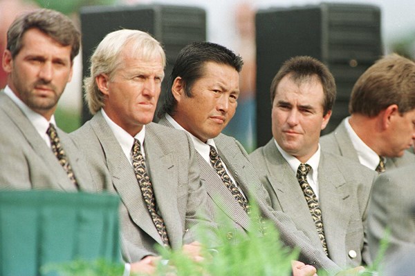1996年大会で、グレッグ・ノーマン（左から2人目）らと開会式に臨んだ尾崎将司（J.D Cuban/Getty Images)