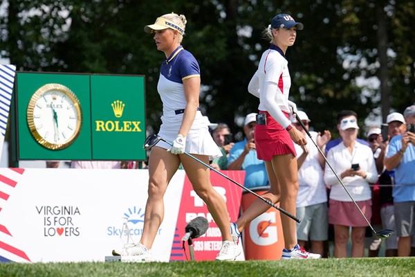 前回大会最終日、シングルスで対戦した欧州のチャーリー・ハル（左）と米国のネリー・コルダ（Mark Runnacles/Getty Images）