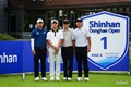 韓国ツアーの若者と共に練習ラウンド