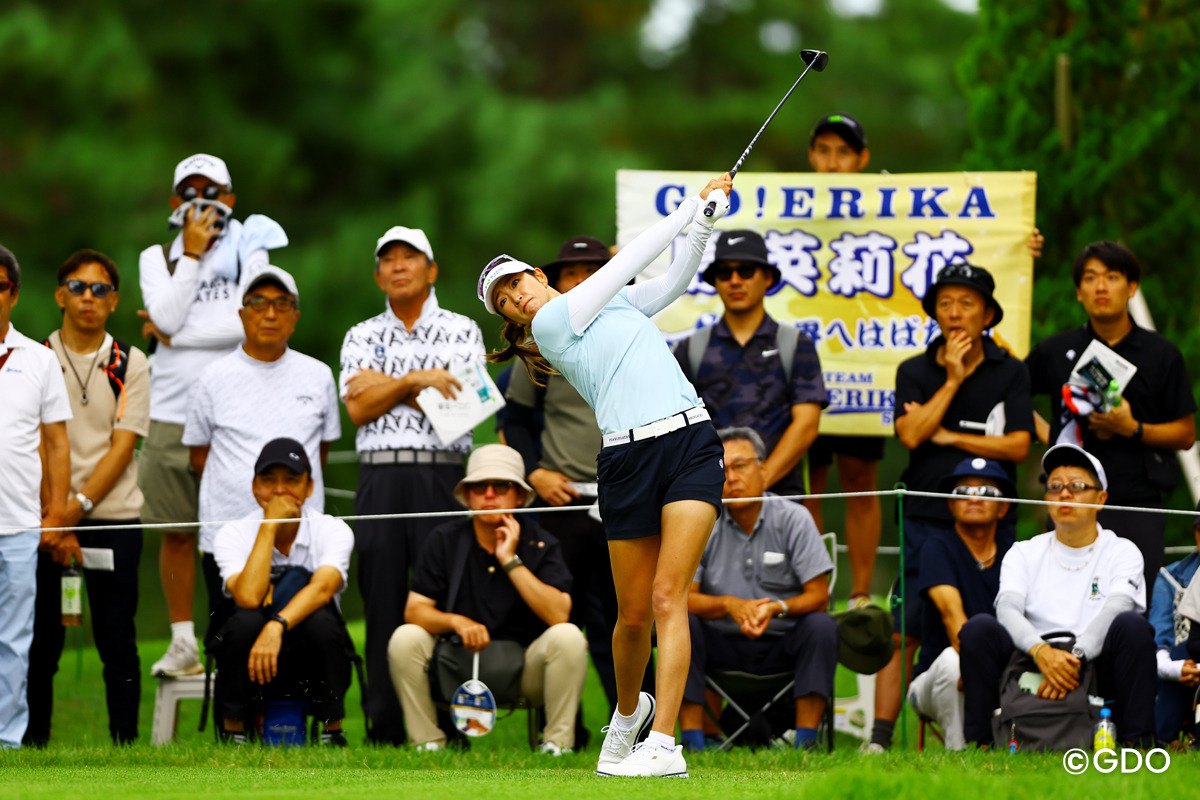 横断幕を背に 2026年 ソニー日本女子プロゴルフ選手権大会 初日 原英莉花