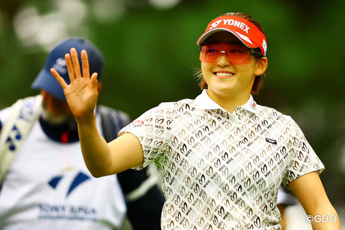 声援に応える 2026年 ソニー日本女子プロゴルフ選手権大会 2日目 岩井千怜