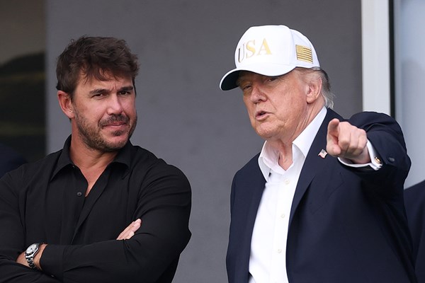 2026年 アムジェン アイルランドオープン 3日目 ブルックス・ケプカ ドナルド・トランプ米大統領 ドナルド・トランプ米大統領（右）はブルックス・ケプカと談笑（Warren Little/Getty Images）