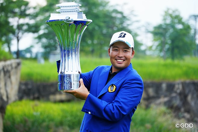 プロ7年目の砂川公佑がツアー初優勝 通算16アンダーで逃げ切る
