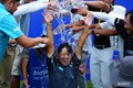 ツアー仲間に祝福される砂川公佑