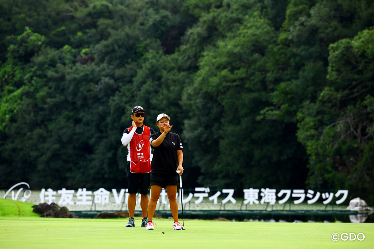看板を背に 2026年 住友生命Vitalityレディス東海クラシック 2日目 山城奈々
