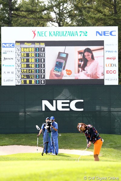 2011年 NEC軽井沢72ゴルフトーナメント 初日 福嶋晃子 最終18番でパターをするホステスプロのアッコさん、看板も目立つね。