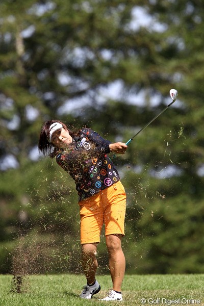 2011年 NEC軽井沢72ゴルフトーナメント 初日 福嶋晃子 洋芝なのでアイアンも楽に飛んでくれるそうですよ。