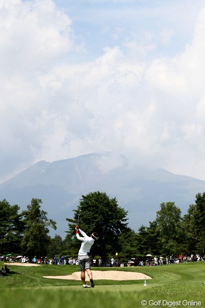 2011年 NEC軽井沢72ゴルフトーナメント 初日 有村智恵 8番ショートホール、浅間山がもう少しすっきり見えると良いのですが・・・軽井沢も今年は暑いです