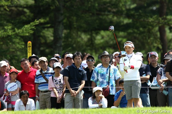2011年 NEC軽井沢72ゴルフトーナメント 初日 有村智恵 いまやツアーでも一番人気！？集中しています周囲のギャラリーも