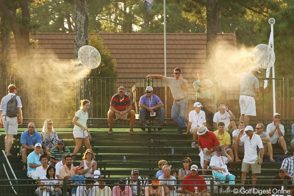 2011年 全米プロゴルフ選手権 2日目 ミストサービス ギャラリースタンドの最上段にある扇風機からはミストが出ている。気持ちよさそう