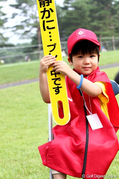 2011年 NEC軽井沢72ゴルフトーナメント 2日目 ボランティア 何歳ぐらいなのかな？小さな男の子がお手伝いです
