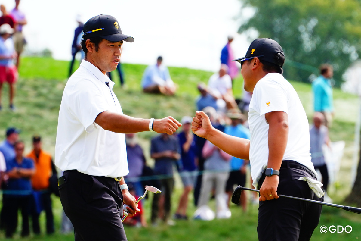 6番のバーディでグータッチ 2026年 プレジデンツカップ 初日 松山英樹 久常涼