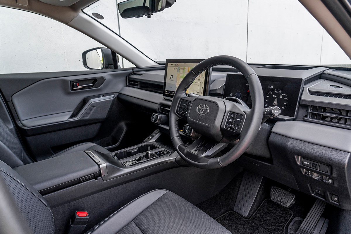 キャディバッグ積載量調査 機能性を重視した運転まわりには使い勝手の良い収納スペースが充実