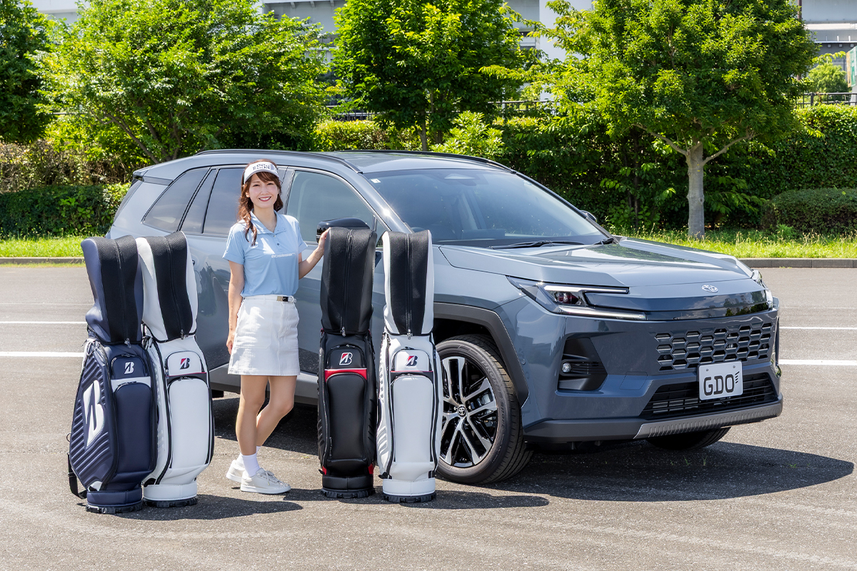 トヨタ新型「RAV4」にキャディバッグ何個積める？ “ツアー型4個”マルっと飲み込む積載力