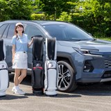 トヨタ新型「RAV4」にキャディバッグ何個積める? “ツアー型4個”マルっと飲み込む積載力
