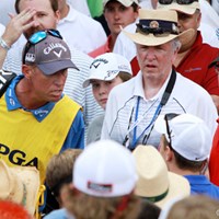 ラウンド中に携帯電話による撮影を行ったギャラリーにミケルソンのキャディは詰め寄った 2011年 全米プロゴルフ選手権 3日目 ジム・マッケイ