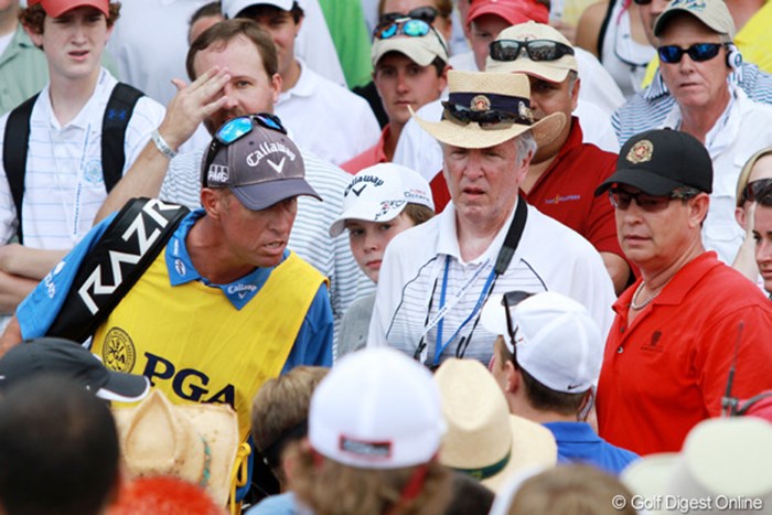 ラウンド中に携帯電話による撮影を行ったギャラリーにミケルソンのキャディは詰め寄った 2011年 全米プロゴルフ選手権 3日目 ジム・マッケイ