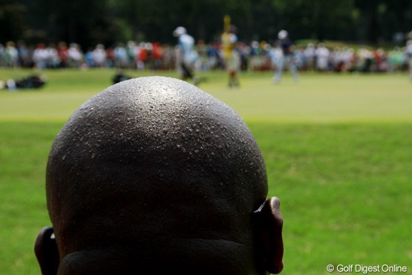 2011年 全米プロゴルフ選手権 3日目 真夏 強い日差しの下、座ってみているだけのギャラリーも大汗。帽子をかぶりましょうね