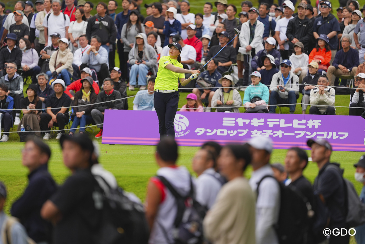 大勢のギャラリーを引き連れて 2026年 ミヤギテレビ杯ダンロップ女子オープンゴルフトーナメント 最終日 福山恵梨