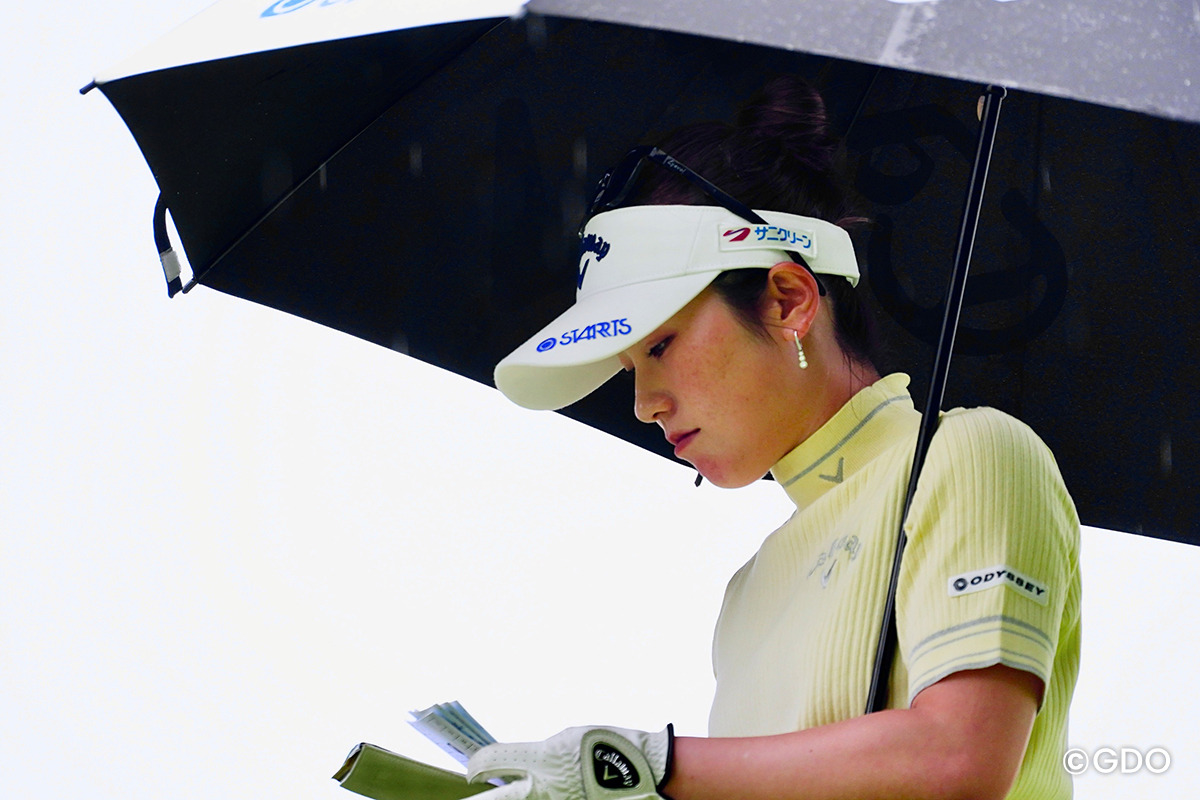 【速報】西村優菜は首位タイで後半へ “裏街道”から岩井明愛「62」の猛追で首位浮上