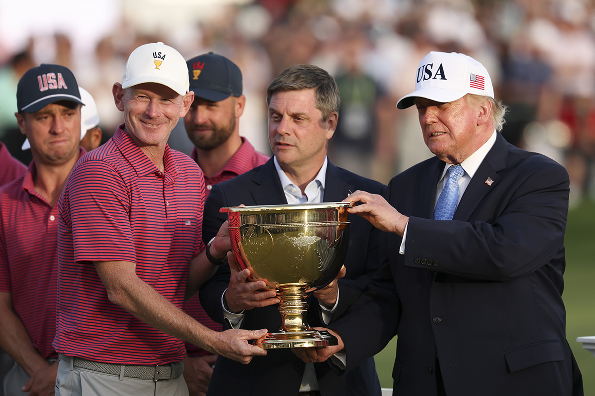 米国選抜主将のブラント・スネデカー（左）はドナルド・トランプ米大統領（右）、PGAツアーのブライアン・ロラップCEOと歓喜（Luke Hales／Getty Images） 2026年 プレジデンツカップ 最終日 ブラント・スネデカー