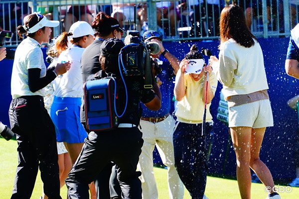 西村優菜は米女子ツアー初優勝を決めた18番グリーンで渋野日向子らからウォーターシャワーを浴びた