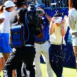 ウォーターシャワーでびしょ濡れ 西村優菜は増え続ける日本勢から祝福と刺激