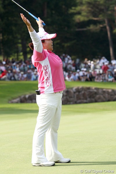 2011年 NEC軽井沢72ゴルフトーナメント 最終日  アン・ソンジュ プレーオフを制しバンザ～イ