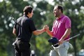 マッチを終えて健闘をたたえ合うスコッティ・シェフラー（右）とニコ・エチャバリア (Ben Jared/PGA TOUR via Getty Images)