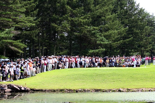 2011年 NEC軽井沢72ゴルフトーナメント 最終日 ギャラリー 最終組には長～い列の人たち