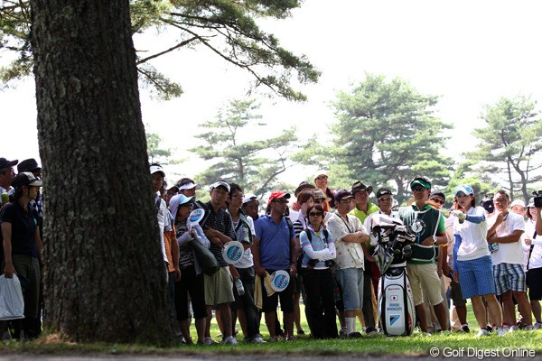 2011年 NEC軽井沢72ゴルフトーナメント 最終日 諸見里しのぶ 16番バンカーからギャラリー越え、リカバリーも木が邪魔に・・・