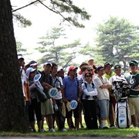 16番バンカーからギャラリー越え、リカバリーも木が邪魔に・・・ 2011年 NEC軽井沢72ゴルフトーナメント 最終日 諸見里しのぶ
