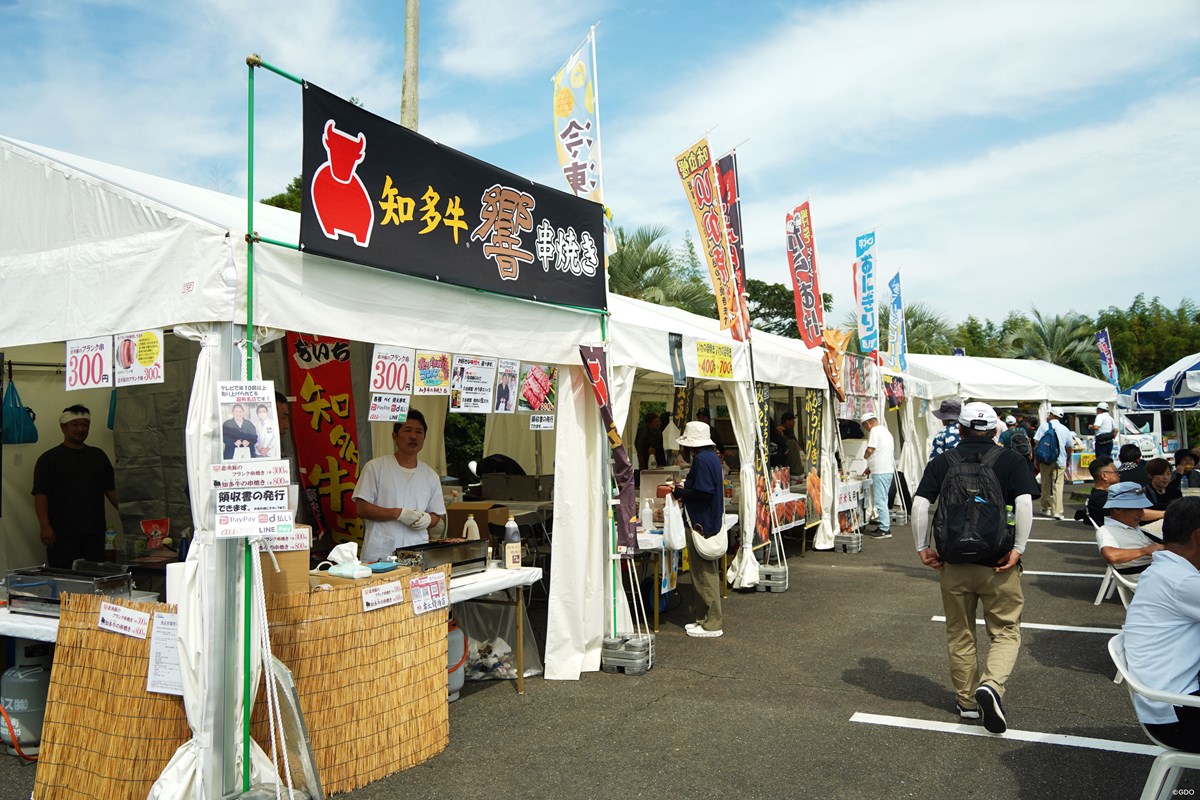 ゴルフのトーナメント観戦は「ハーフで何歩？」テレビでは伝わらない“歩くスポーツ観戦”の実態調査 地元の名産品を楽しめるキッチンカーも並んでいた