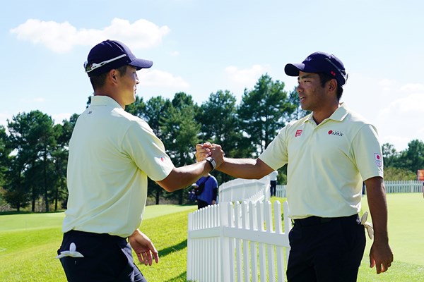 首位発進した比嘉一貴（右）と中島啓太（JGA提供）