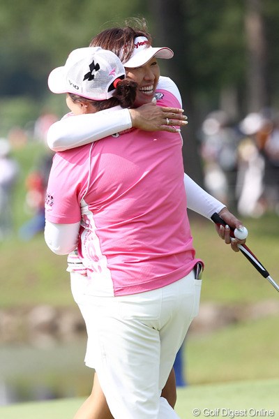 2011年 NEC軽井沢72ゴルフトーナメント 最終日 福嶋晃子、アン・ソンジュ 笑顔で祝福するアッコさん