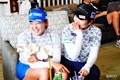 櫻井心那（右）は急きょ出場が決まった。プロアマ戦後に岩井千怜と談笑