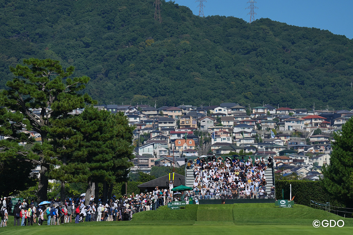 ゴルフ場らしくない景色 2026年 日本女子オープンゴルフ選手権 初日 1番ティ