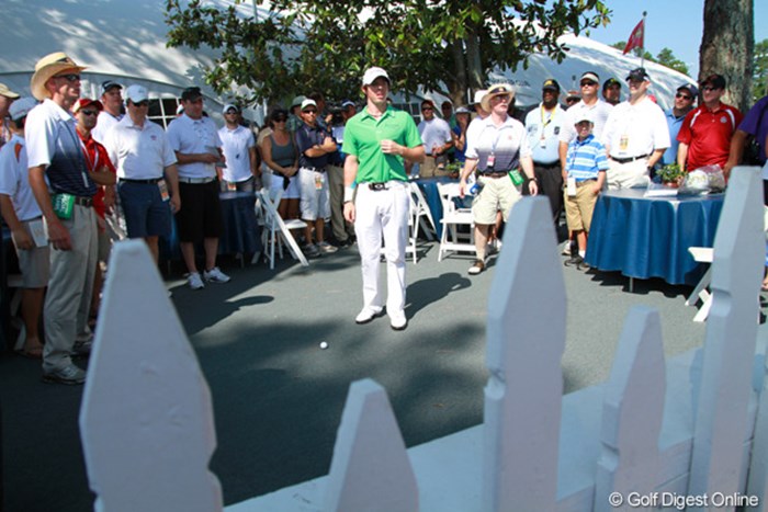 9番でグリーン奥のテントの庭に打ち込んでしまったロリー・マキロイ 2011年 全米プロゴルフ選手権 最終日 ロリー・マキロイ