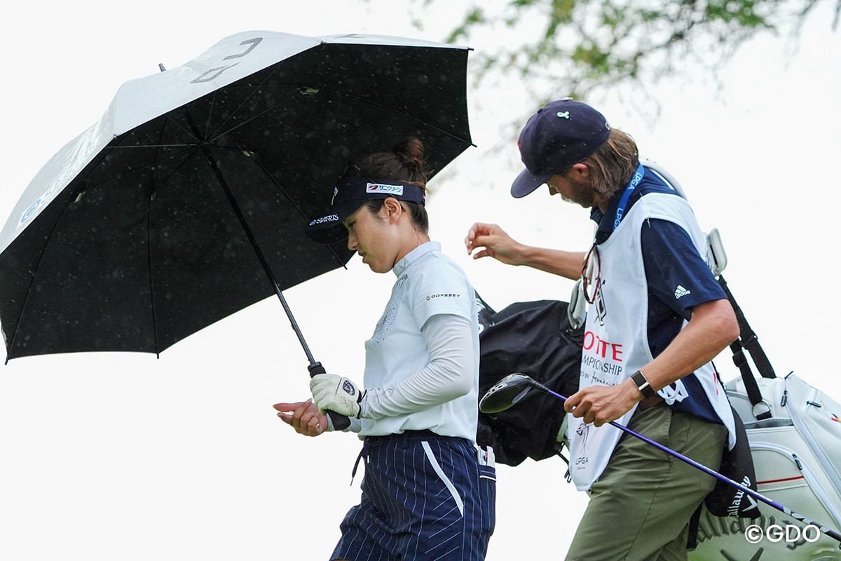 8番では傘をさして2打目地点へ 2026年 ロッテ選手権 初日 西村優菜