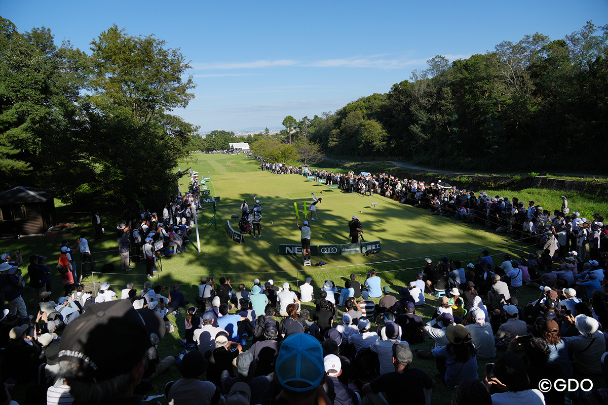 18番ティを取り囲むギャラリー 2026年 日本女子オープンゴルフ選手権 3日目 18番ティ