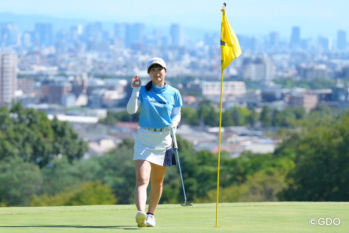 7番、大阪の街を背景にナイスバーディ！ 2026年 日本女子オープンゴルフ選手権 3日目 尾関彩美悠