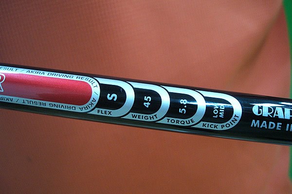 マーク試打 アキラプロダクツ ADR ドライバー（2007年モデル） NO.4 純正のシャフトSはトルク5.8と多く、切り返しでシャフトのしなりが大きい