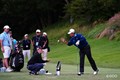 間近でスイングを見る藤本