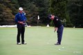 松山のパターを打つように促される藤本
