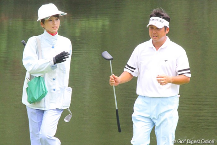 大会連覇のかかる野仲茂。左のキャディさんは、試合では宮本勝昌を担当する予定 2011年 関西オープンゴルフ選手権競技 事前 野仲茂